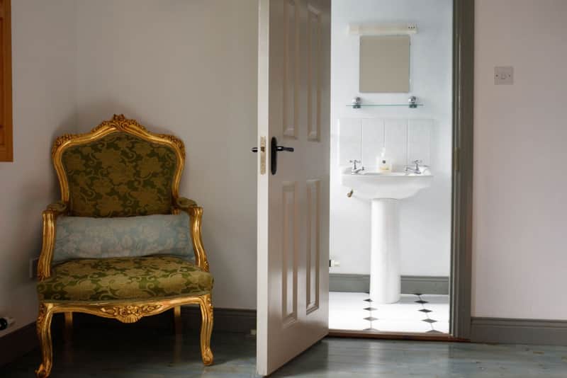 Blackcurrant bathroom